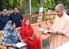 ‘चिंता मत करिए, इलाज में पूरी मदद करेगी सरकार’, जनता दर्शन में फरियादियों को भरोसा दिलाते दिखे CM योगी