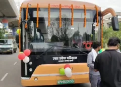 नोएडा में दौड़ीं 100 ई-बसें! अब मोबाइल पर ट्रैक करें बस की लाइव लोकेशन, 5 बड़े रूटों पर शुरू हुई सेवा