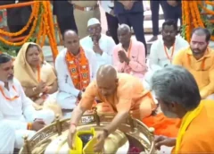 बाराबंकी दौरे पर CM योगी ने सबसे पहले किए भगवान लोधेश्वर के दर्शन, रुद्राभिषेक के बाद 542 करोड़ की परियोजनाओं की दी सौगात