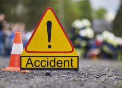 गोंडा में मौत बनकर पलटा सरिया लदा ट्रक, खेत में काम कर रहे 3 मजदूरों को कुचला; दो सगे भाइयों की भी गई जान