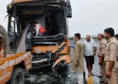 आगरा-लखनऊ एक्सप्रेसवे पर भीषण हादसा, तेज रफ्तार बस ट्रक से टकराई; चालक समेत 8 यात्री घायल