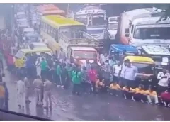 लखनऊ के दुब्बागा-बालागंज चौराहे पर छात्रों का धरना, यातायात प्रभावित; निकलने से पहले जान लें ट्रैफिक विभाग की अपील