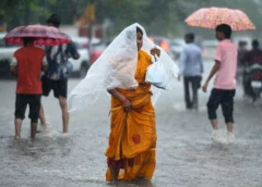 यूपी में बारिश के अलर्ट के बीच 3.8 डिग्री चढ़ा तापमान, उमस से बेहाल हुए लोग; 27 अगस्त तक बरसेंगे बादल