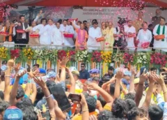 कांवड़ियों पर पुष्पवर्षा से योगी का बड़ा सियासी संदेश, मंच पर RLD नेताओं के साथ दिखी 2027 की झलक