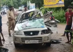 बाराबंकी में भीषण सड़क हादसा, डंपर ने ऑल्टो को मारी टक्कर; सरकारी शिक्षक, पत्नी और दो बच्चों की मौत