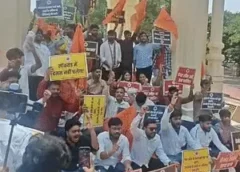 झारखंड में छात्रों पर लाठीचार्ज के खिलाफ लखनऊ में ABVP का प्रदर्शन, हेमंत सोरेन का पुतला फूंका; लगाए मुर्दाबाद के नारे