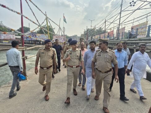 वरिष्ठ पुलिस अधीक्षक, झाँसी ने मऊरानीपुर जलविहार महोत्सव की सुरक्षा व्यवस्था को लेकर किया स्थलीय निरीक्षण
झांसी (देवेश प्रताप सिंह राठौर) मऊरानीपुर में प्रतिवर्ष आयोजित होने वाले पारंपरिक जलविहार महोत्सव का आयोजन इस वर्ष दिनांक 22.09.2026 से प्रारंभ हो रहा है। महोत्सव के दृष्टिगत वरिष्ठ पुलिस अधीक्षक, झाँसी विकास कुमार द्वारा मेला स्थल का भ्रमण कर आयोजन, सुरक्षा व्यवस्था एवं पुलिस बल की तैनाती के संबंध में स्थलीय निरीक्षण किया गया। निरीक्षण के दौरान पुलिस अधीक्षक ग्रामीण डॉ0 अरविन्द कुमार, उपजिलाधिकारी मऊरानीपुर श्री मनोज कुमार भारती, क्षेत्राधिकारी मऊरानीपुर श्री रत्नेश्वर सिंह सहित अन्य संबंधित अधिकारी एवं कर्मचारीगण उपस्थित रहे।
इस दौरान वरिष्ठ पुलिस अधीक्षक द्वारा धर्मगुरुओं, मेला पदाधिकारियों, नगर पालिका प्रशासन एवं पुलिस अधिकारियों के साथ बैठक कर मेले की तैयारियों एवं सुरक्षा व्यवस्थाओं की समीक्षा की गई तथा आवश्यक दिशा-निर्देश दिए गए। मेले में आने वाले आमजन की सुरक्षा, यातायात व्यवस्था तथा भीड़ नियंत्रण के संबंध में विशेष सतर्कता बरतने के निर्देश दिए गए
महिला सुरक्षा के दृष्टिगत मेले में सीसीटीवी कैमरों के माध्यम से सघन निगरानी की व्यवस्था की गई है तथा महिला पुलिसकर्मियों की विशेष टुकड़ियों की तैनाती की जा रही है। जलविहार महोत्सव की सुरक्षा व्यवस्था हेतु 500 से अधिक पुलिस बल की ड्यूटी लगाई जा रही है, जिससे महोत्सव को सुरक्षित, शांतिपूर्ण एवं सकुशल संपन्न कराया जा सके।