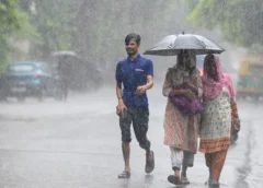 UP Weather: पूर्वी यूपी में थमी बारिश तो बढ़ा पारा, पश्चिमी जिलों में बरस रहे बादल; आज भी भारी बारिश का अलर्ट