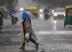 आज कहां-कहां बरसेंगे बादल? दिल्ली-UP-बिहार समेत कई राज्यों में बारिश का अलर्ट, 70 किमी की रफ्तार से चल सकती है हवा