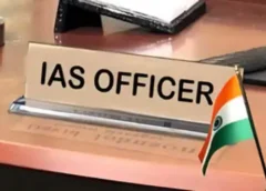 UP में चली तबादला एक्सप्रेस, 34 IAS अफसरों का ट्रांसफर; 14 जिलों को मिले नए DM